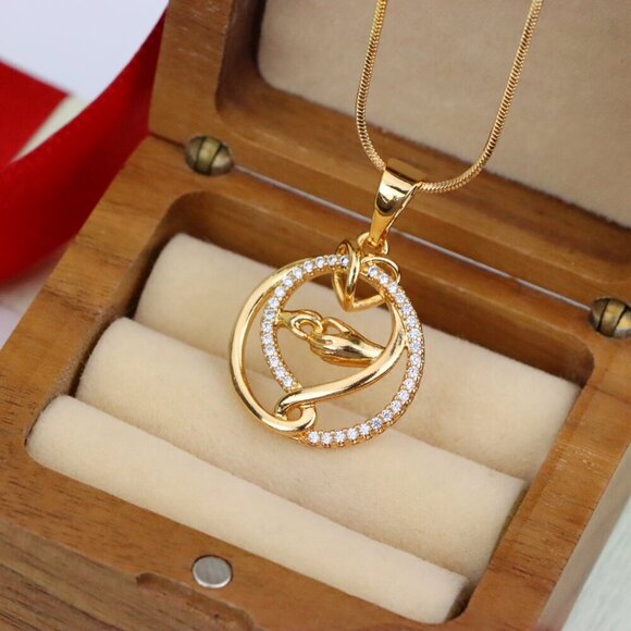 "Graceful Hand & Heart Rose Gold Pendant – Sparkling Circle Design, XPPT1554 - Picture 8 of 13
